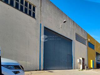 Nau industrial a Canovelles. Nave industrial de 600m2 con altillo de 180m2 y 2 oficinas.