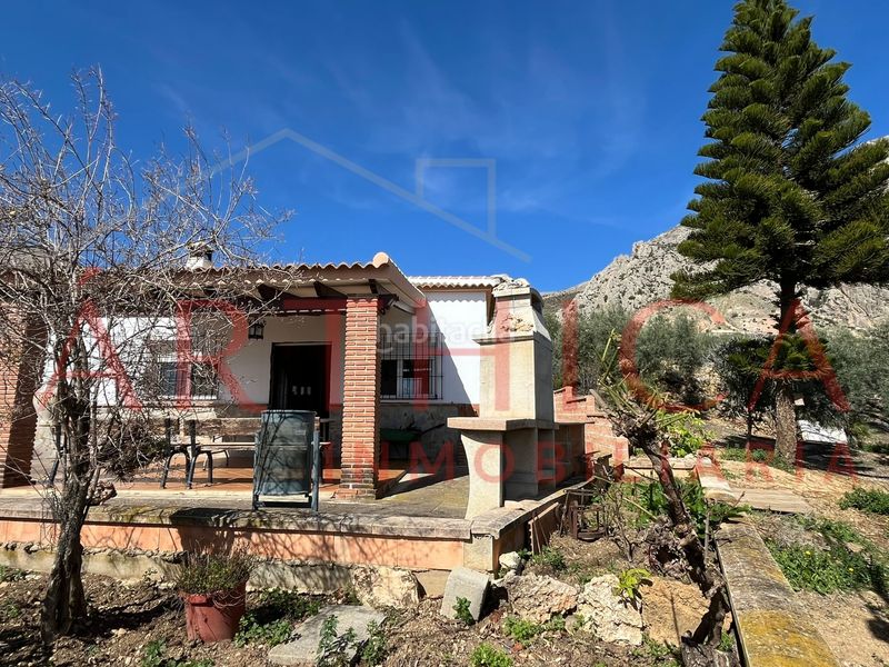 Foto 1c5db7d0-2442-41ed-a503-1b16a1759ccb. Chalet avec cheminée parking dans Álora