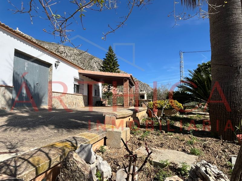 Foto 42350377-347d-4ad8-803a-221e56231d48. Chalet avec cheminée parking dans Álora