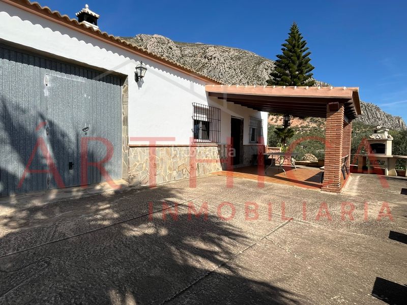Foto a7a76b0f-0e95-4a3e-9bcd-5730db1015c3. Chalet avec cheminée parking dans Álora