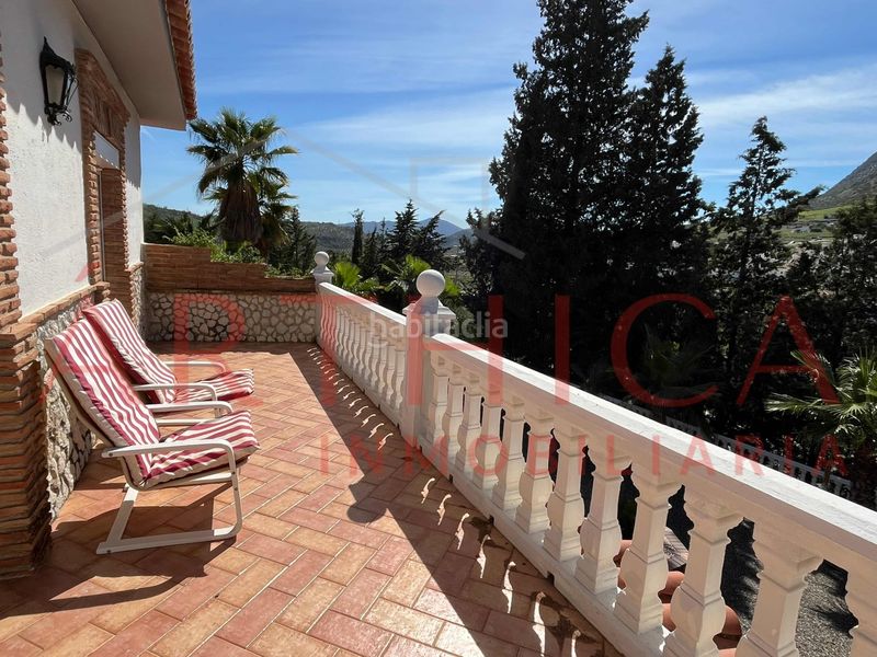 Foto bda8e03a-5e9b-43a8-949c-225737dff098. Chalet con camino parcheggio piscina in Valle de Abdalajís