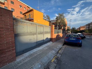 Miete Autoparkplatz in Carrer de mollet 23. Alquiler de plaza de parking en castelldefels