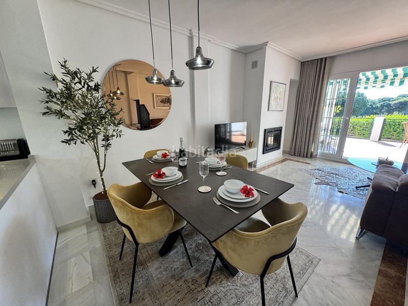 Foto f0e7b79a-2267-4f31-acd2-9396283f07c0. Casa a schiera con parcheggio piscina in Cabopino - Artola Marbella