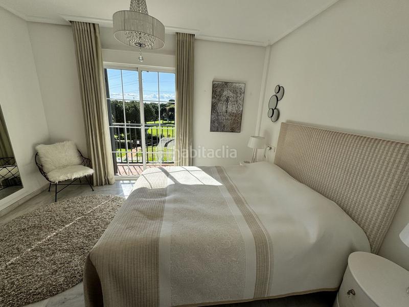 Foto b7a3762b-bf34-4918-bb4c-bbff25872baa. Casa adossada amb aparcament piscina a Cabopino - Artola Marbella