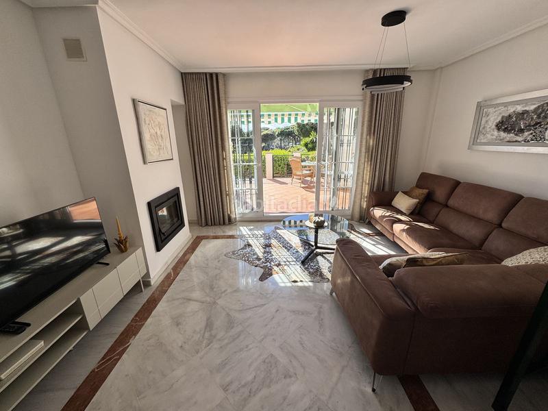 Foto d5c73293-8714-404d-a770-8a10368e7122. Casa adossada amb aparcament piscina a Cabopino - Artola Marbella