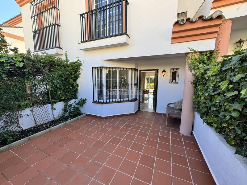 Foto 01bd198a-9321-4297-a2be-9d2d298d9f6a. Reihenhaus mit parking pool in Cabopino - Artola Marbella