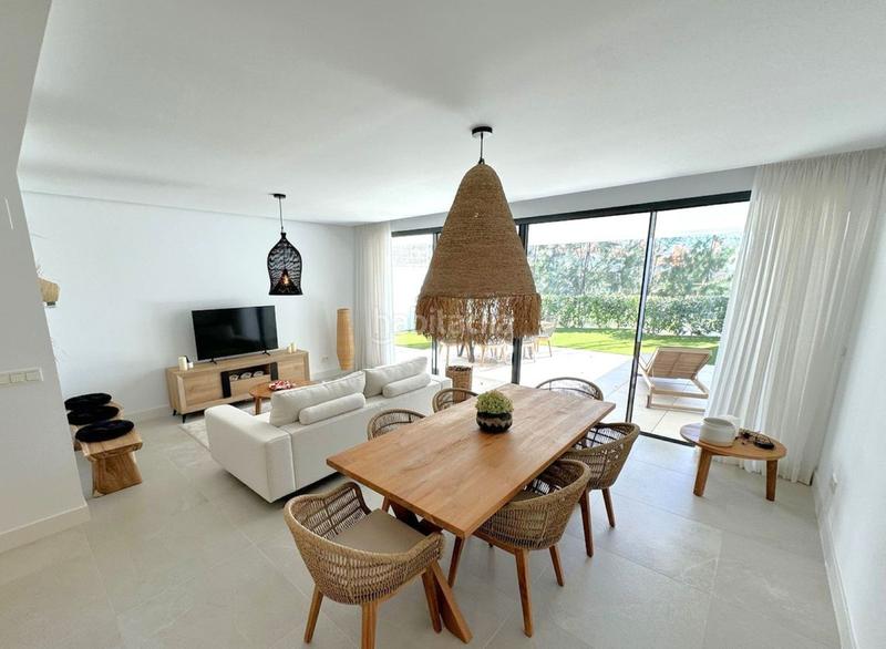 Foto 7051f155-3250-444b-a279-01a5fb18a9fc. Planta baixa amb aparcament piscina a Cabopino - Artola Marbella