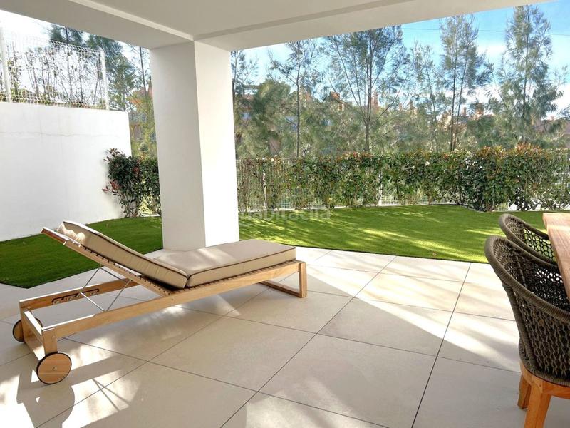 Foto 8e9cdf94-e926-44c5-90c7-87e097726e66. Planta baixa amb aparcament piscina a Cabopino - Artola Marbella