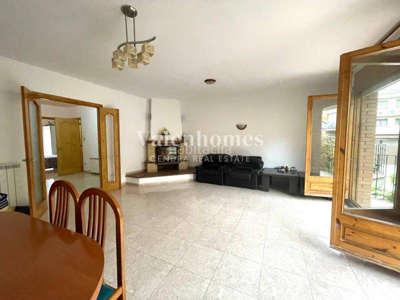 Foto 00204ff6-403c-44bc-b51c-ccaedb099e03. Casa descubre la casa perfecta para ti , con diferentes zonas exteriores y gran garaje. en Solsona