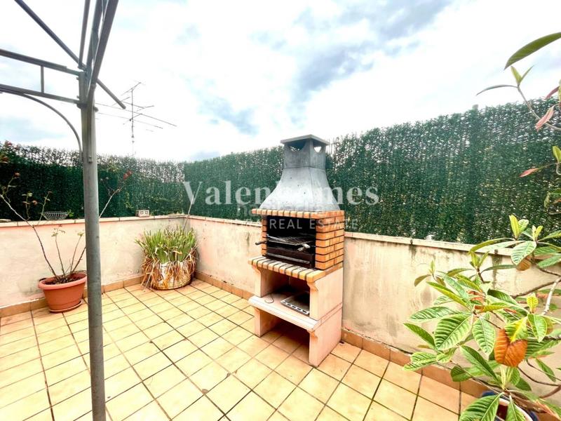 Foto 279313fb-3eda-4297-abdb-c9d342d60e37. Casa descubre la casa perfecta para ti , con diferentes zonas exteriores y gran garaje. en Solsona