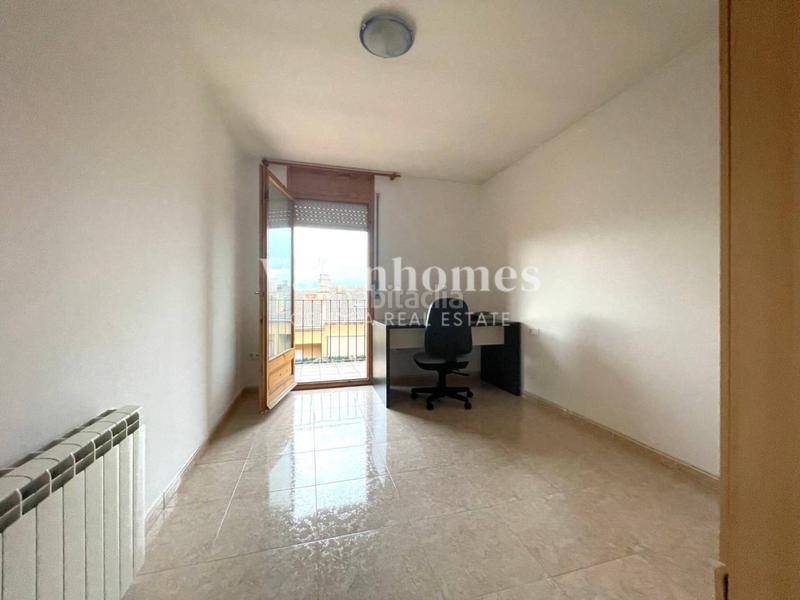 Foto 5f4ca8df-76c6-49a2-b40d-76fd5e733332. Casa descubre la casa perfecta para ti , con diferentes zonas exteriores y gran garaje. en Solsona