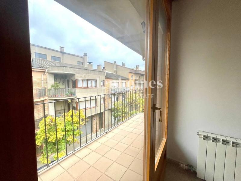 Foto af7f02a5-a9f5-469f-8282-84b1a12290ea. Casa descubre la casa perfecta para ti , con diferentes zonas exteriores y gran garaje. en Solsona