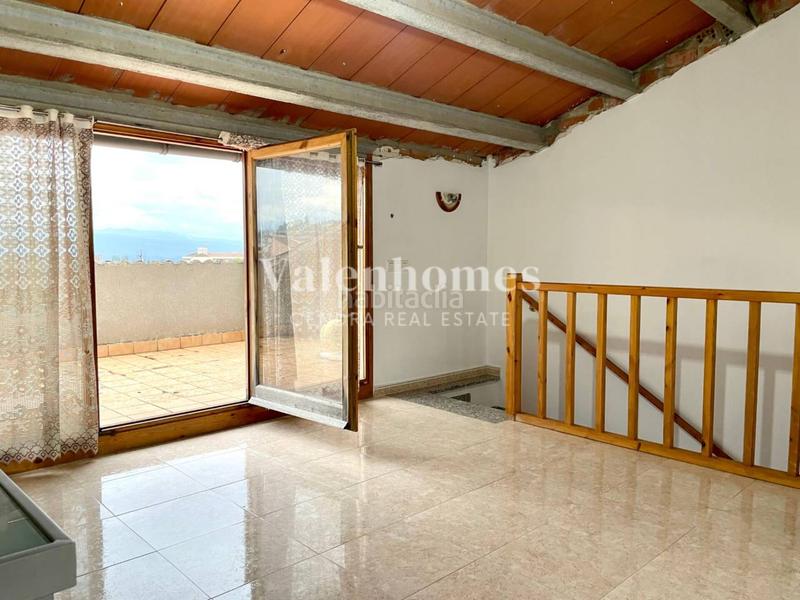 Foto c2f0dc87-346b-49e7-8a9b-49fecaf889ac. Casa descubre la casa perfecta para ti , con diferentes zonas exteriores y gran garaje. en Solsona