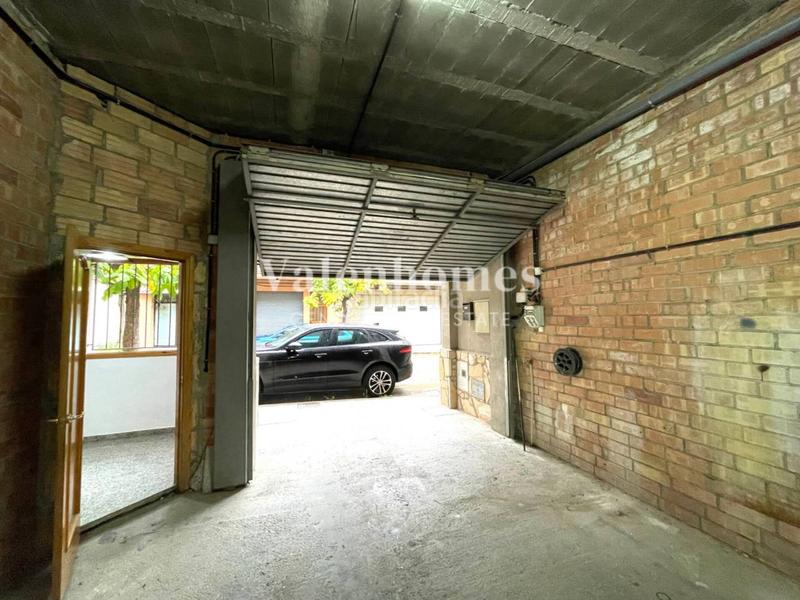 Foto d04a4d33-7453-49ad-b9a8-dafd5602388c. Casa descubre la casa perfecta para ti , con diferentes zonas exteriores y gran garaje. en Solsona
