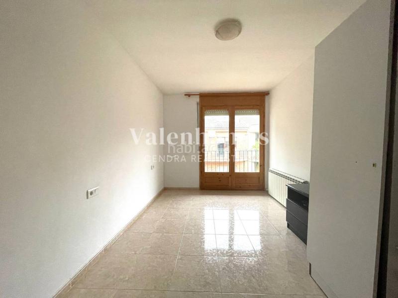 Foto d1e955aa-63a2-4140-aef0-045be760169d. Casa descubre la casa perfecta para ti , con diferentes zonas exteriores y gran garaje. en Solsona