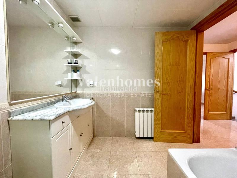 Foto d224b84e-5edb-46e2-94f2-6039dd8ab813. Casa descubre la casa perfecta para ti , con diferentes zonas exteriores y gran garaje. en Solsona