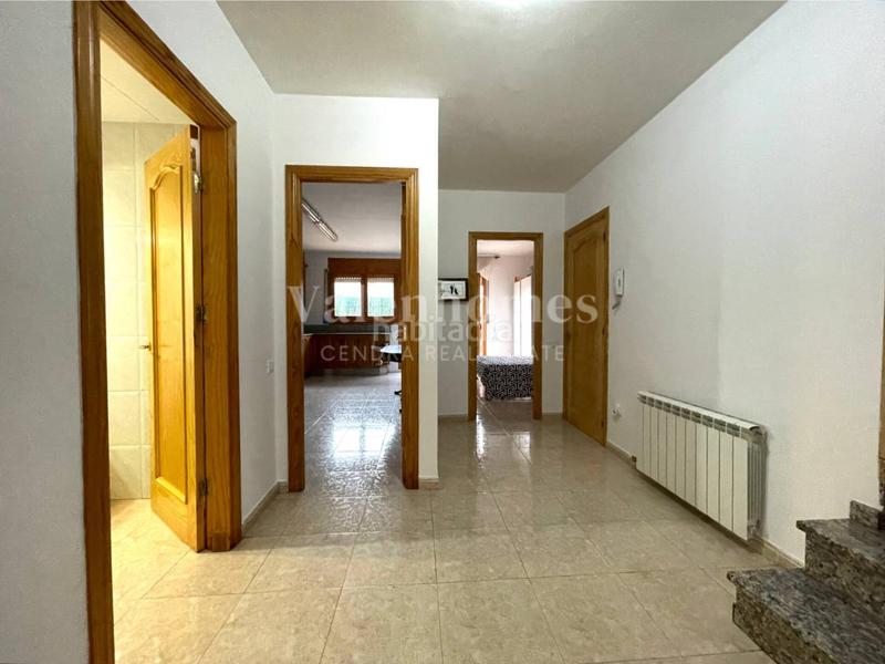 Foto e03fec30-28dc-4f77-bbe3-57bf725478b7. Casa descubre la casa perfecta para ti , con diferentes zonas exteriores y gran garaje. en Solsona