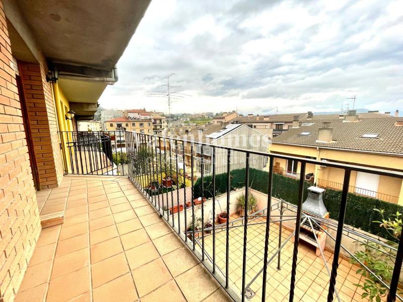 Foto fa3d4fbc-faf2-41e6-b540-a0f4a815bce1. Casa descubre la casa perfecta para ti , con diferentes zonas exteriores y gran garaje. en Solsona
