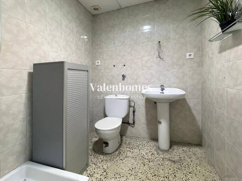 Foto 2acfa276-e0b2-430e-ba69-021c26eff009. Local comercial local en venta en can mas08291 en Ripollet
