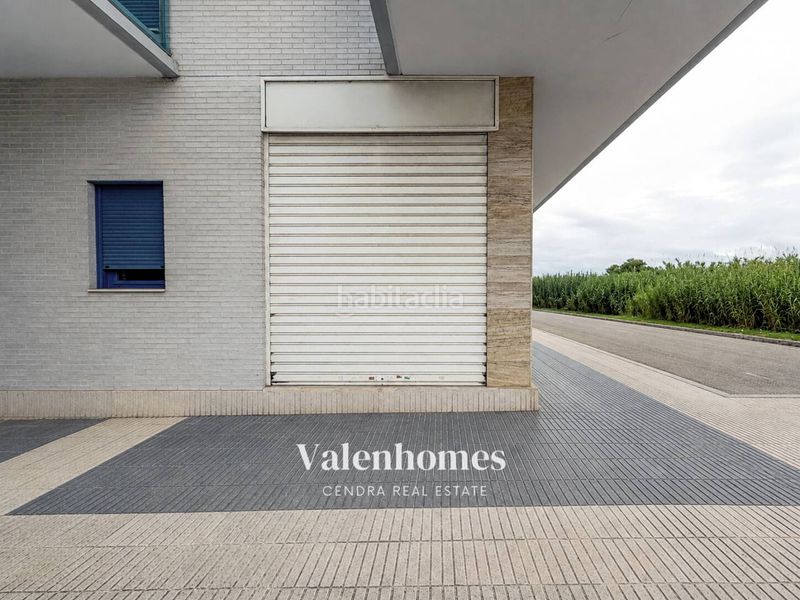 Foto b0f516f9-cac7-4fc9-93cb-1d75bab19e40. Local comercial a Els Esquirols Cambrils