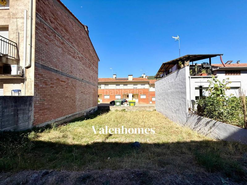 Foto f0c5acca-ab17-47f3-92ce-cd115f922751. Terreny residencial a Olot