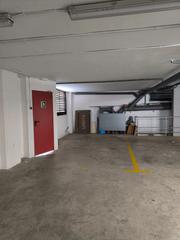 Aparcament cotxe a Centre. Plaça gran d'aparcament en planta baixa al centre