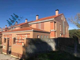 Edifici  Calle senda castañar. Promoción de 9 chalets adosados en fase avanzada de construcción