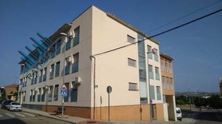 Edificio  Calle de alfonso 'el batallador'. Promoción de 14 viviendas y 14 garajes en obra parada en cadrete