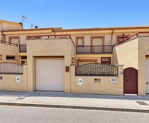 Casa adossada a Zona Norte - Hospital - Urbanizaciones. Exclusiva casa adosada con ascensor y piscina en ciudad jardin