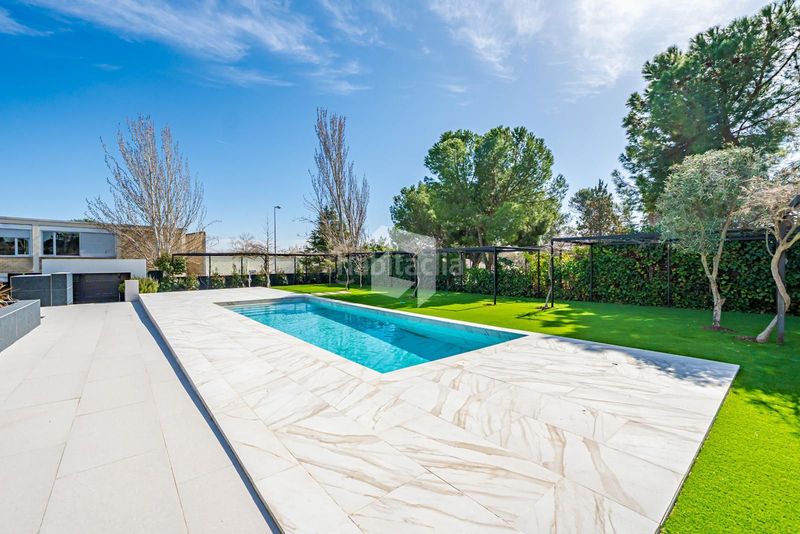 Foto 51b37545-3227-428d-b19e-51310572c4a7. Xalet amb calefacció aparcament piscina a Carretera del Plantío Majadahonda