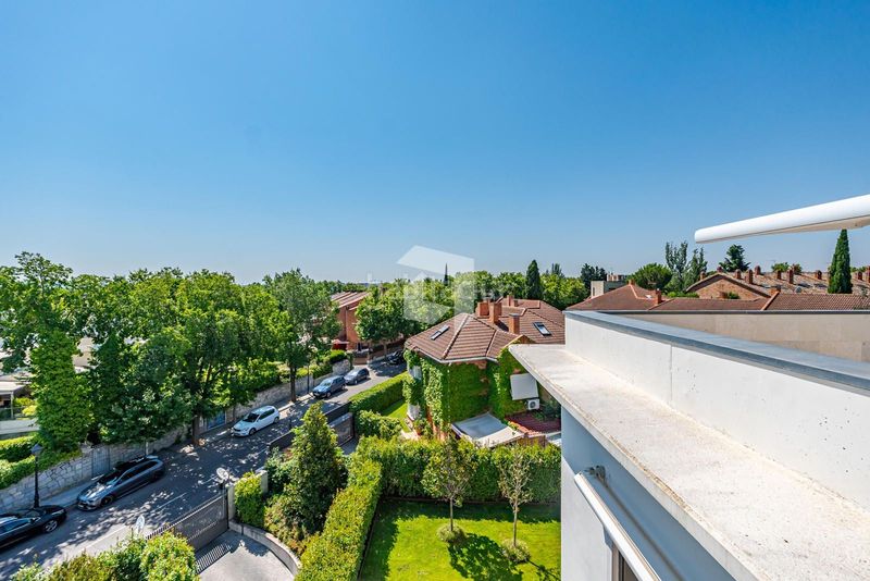 Foto cdb29cfc-abdb-4ec2-8a96-6549e9d7f51a. Dachwohnung mit heizung parking pool in Aravaca Madrid