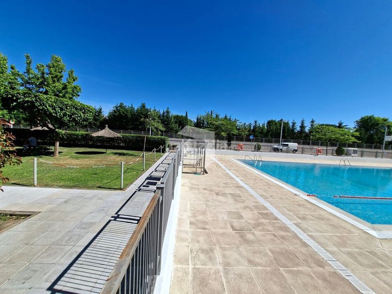 Foto 72fa6c4e-f2c7-4664-9a0e-9dc55aaada8f. Àtic amb calefacció aparcament piscina terrassa a Madrid