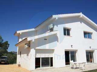 Masia a Perelló (El). Finca rústica con gran chalet, agua y luz.