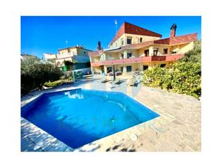 House  N/a. Chalet frente al mar en lampolla con piscina privada.