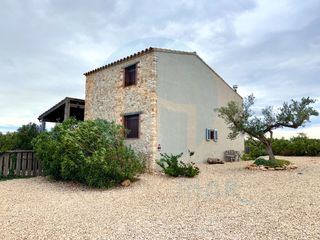 Maison  Poligono 2 paraje 79 garrofer bord. Villa encantadora en el campo con agua y luz.