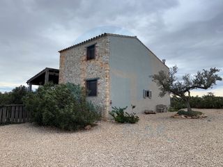 Casa  Poligono 2 paraje 79 garrofer bord. Villa encantadora en el campo con agua y luz.