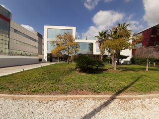 Location Bureau à Calle de narcís de monturiol y estarriol 19. Oficina con ascensor, parking y aire acondicionado