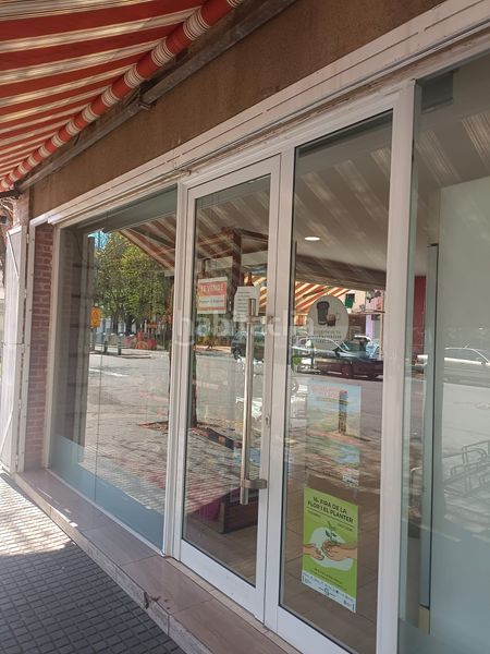 Foto 4d766bb8-5765-4685-9730-d278e32df628. Local comercial a Barri dels Escriptors Salt