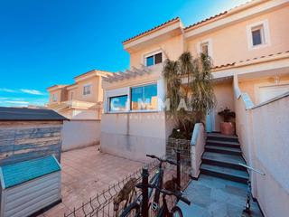 Xalet a La Nucia Pueblo. Chalet moderno en la nucía con piscina y amplios espacios