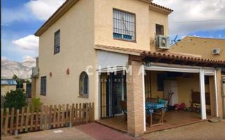 Casa adossada a El Tossal-Bello Horizonte. Amplio adosado de esquina con jardín y piscina en la nucia