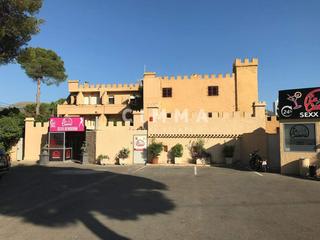 Edifici a Rincón Bajo. Hotel con bar de copas en pleno funcionamiento