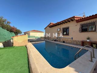 Chalet à La Nucia Pueblo. Exclusivo chalet en la nucía con amplio jardín y vistas al mar