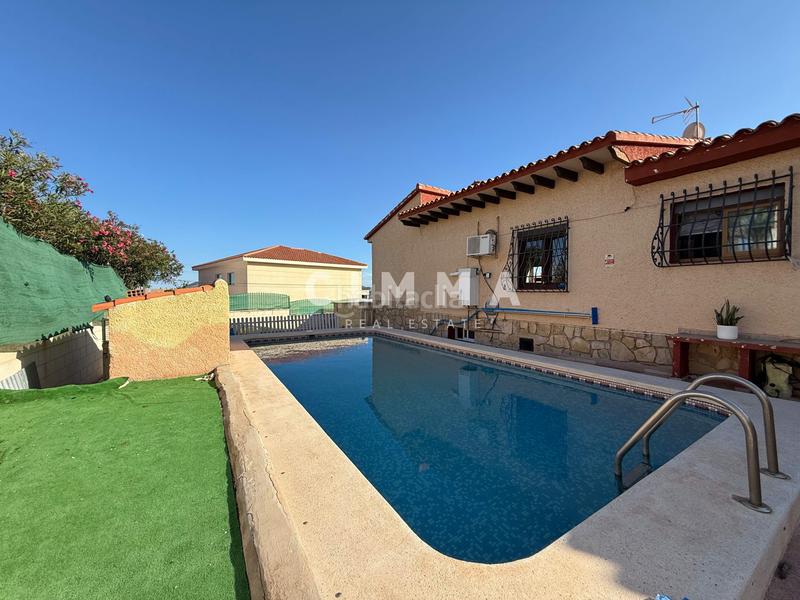 Foto 92a93ec7-eb2d-4eb5-a77a-b14f396f5089. Chalet in calle del ruiseñor 28 in La Nucia Pueblo Nucia (la)