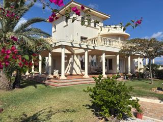 Chalet in Urbanizaciones. Villa de lujo con piscina y gran parcela en benidorm