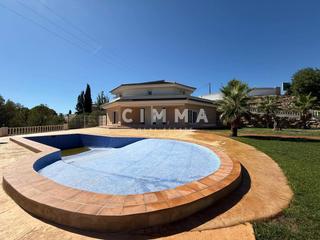 Chalet à Coloma. Villa en parcela de 10.500 m con vistas al mar y montaña en la n