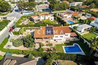 Chalet in Varadero. Chalet espacioso cinco habitaciones la nucía