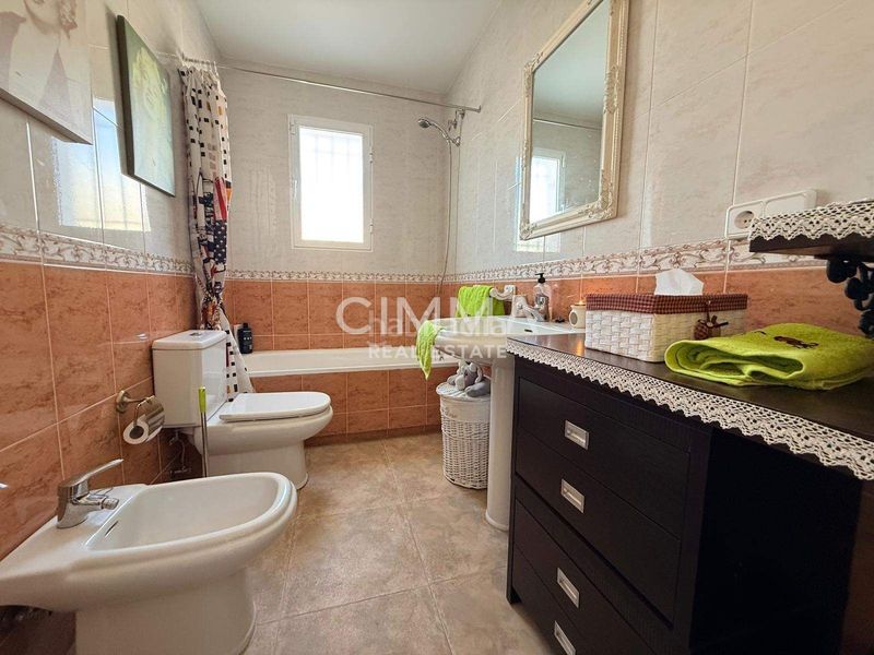 Foto 5479dd19-332d-4ea3-a2c2-f0cc476ee52a. Xalet amb aparcament a Coloma Nucia (la)