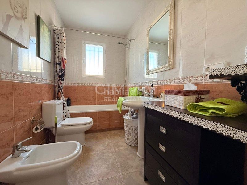 Foto 9b4e3759-f250-40ab-8891-92a2916db0fc. Chalet  independiente con barbacoa en Coloma Nucia (la)