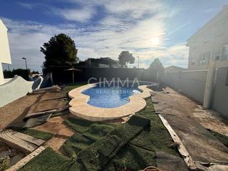 Maison jumelée à Coloma. Adosado acogedor en la nucía