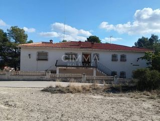 Xalet en La Nucia Pueblo. Chalet amplio en la nuc�a